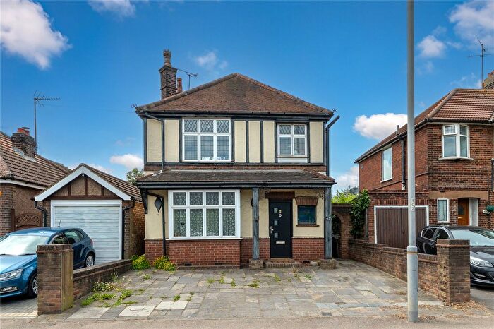 3 Bedroom Detached House For Sale In Hitchin Road, Luton, Bedfordshire, LU2