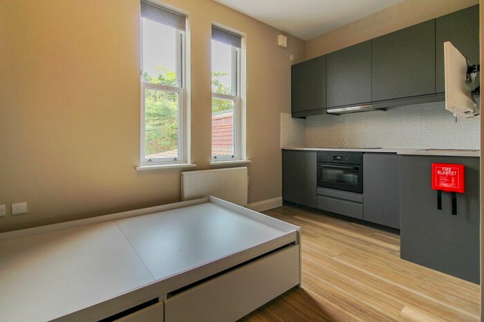 1 Bedroom Flat To Rent In Redwood Drive, Epsom, KT19