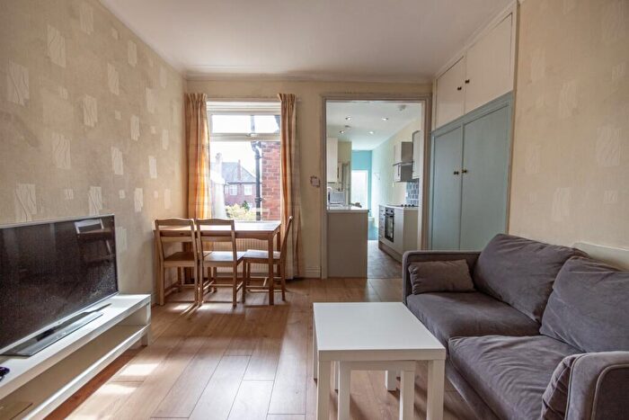 3 Bedroom Flat To Rent In Ovington Grove, Newcastle Upon Tyne, NE5