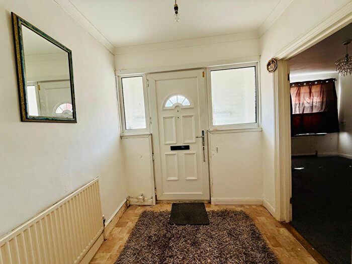 4 Bedroom Semi-Detached House To Rent In Cres Road, London, NW2