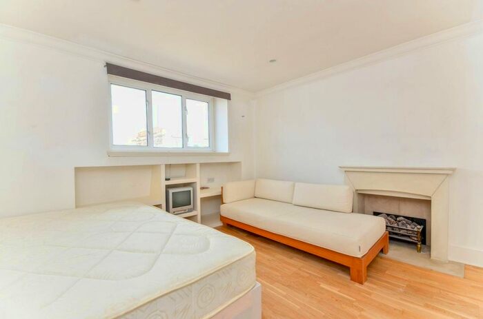 3 Bedroom Flat To Rent In Hogarth Road, Earls Court, London, SW5
