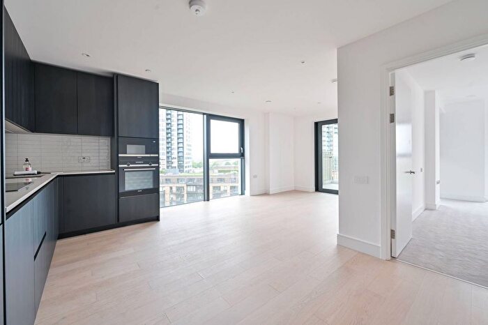 2 Bedroom Flat To Rent In Hewson Way, Ealing, London, SE17