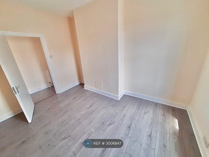2 Bedroom Maisonette To Rent In Gassiot Road, London, SW17