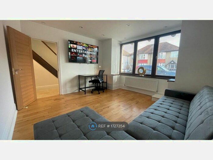 5 Bedroom Semi-Detached House To Rent In Richmond Hill, Luton, LU2