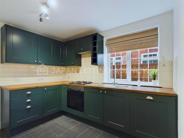 3 Bedroom Flat To Rent In Saxon Drive, London, W3