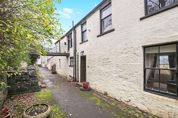 2 Bedroom Flat For Sale In Shuttle Street, Kilbarchan, PA10