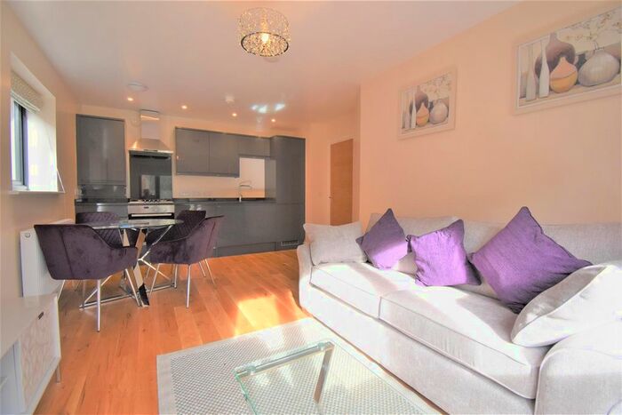 2 Bedroom Flat To Rent In Norfolk Road, Maidenhead, SL6
