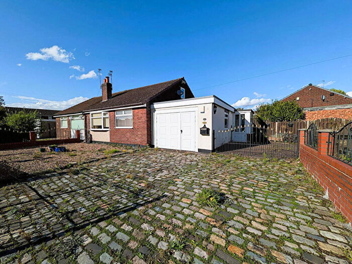 2 Bedroom Semi-Detached Bungalow For Sale In Cotswold Avenue, Chadderton, Oldham, OL9