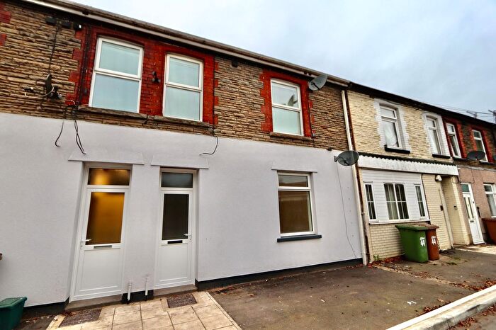 2 Bedroom Flat To Rent In High St, Fleur-De-Lis, NP12