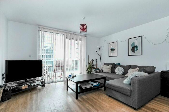 3 Bedroom Flat To Rent In Abraham House, Roseberry Place, London, E8