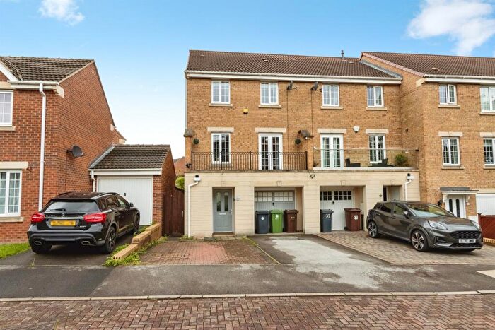 3 Bedroom End Of Terrace House For Sale In Lilac Court, Leeds, LS14