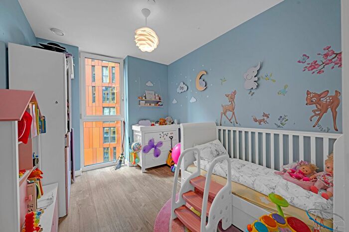 3 Bedroom Flat To Rent In Telegraph Avenue, Loop Court, SE10