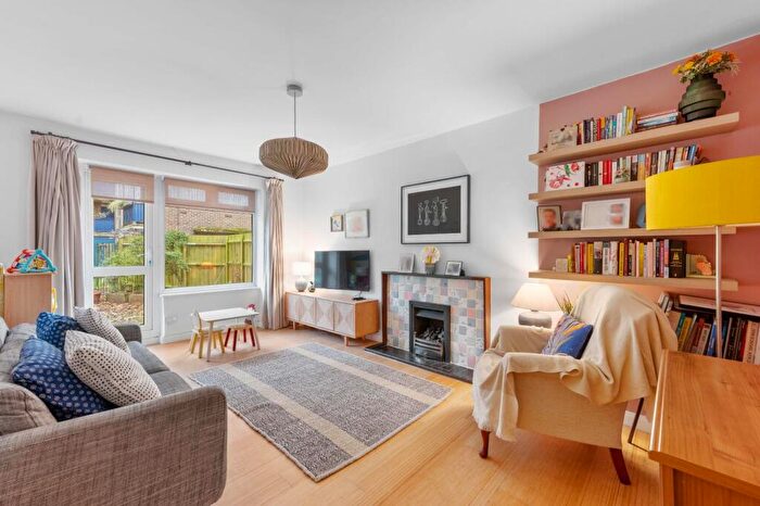 3 Bedroom Flat For Sale In Queen Elizabeths Close, London, N16