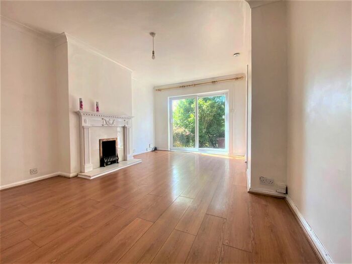 2 Bedroom Maisonette To Rent In Station Close, Brookmans Park, Hatfield, AL9