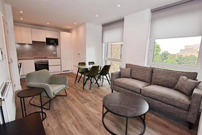 2 Bedroom Flat To Rent In Ridgeway View, London, NW7