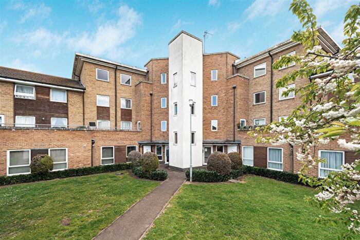 2 Bedroom Flat For Sale In Ashton Court, Chingford, E4