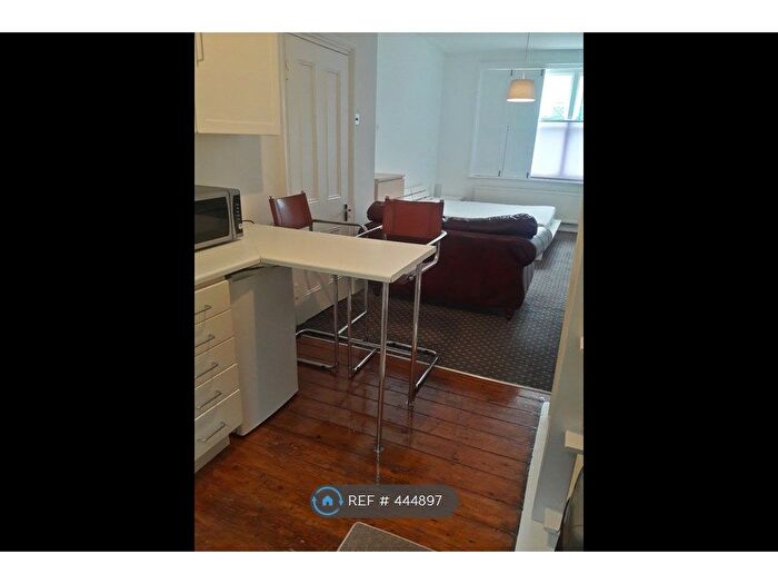 Studio To Rent In Whitechapel/City, London, E1