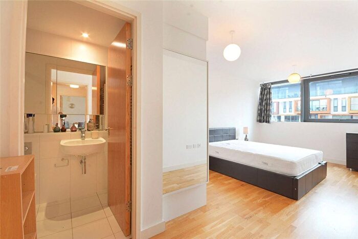 2 Bedroom Flat To Rent In Amelia Street, Elephant And Castle, London, SE17