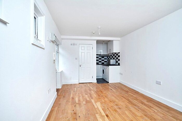 1 Bedroom Flat To Rent In Dollis Road, London, N3