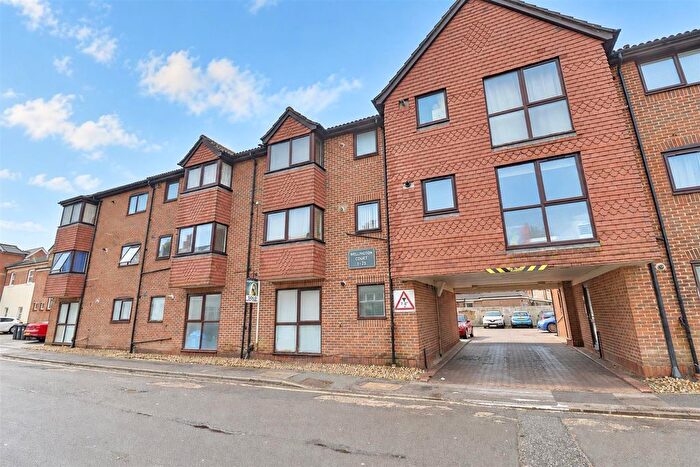 2 Bedroom Flat For Sale In Waterloo Road, Havant, PO9