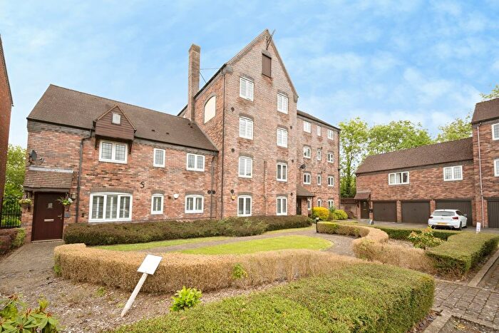 2 Bedroom Flat For Sale In Broom Lane, Solihull, West Midlands, B90