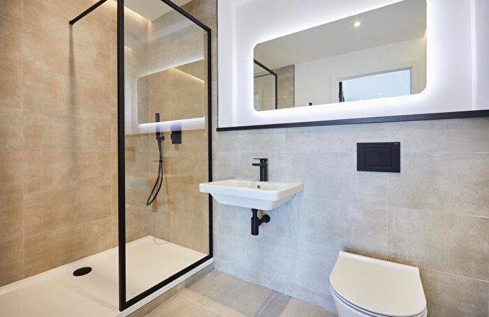2 Bedroom Apartment To Rent In . :: One Silk Street, M4
