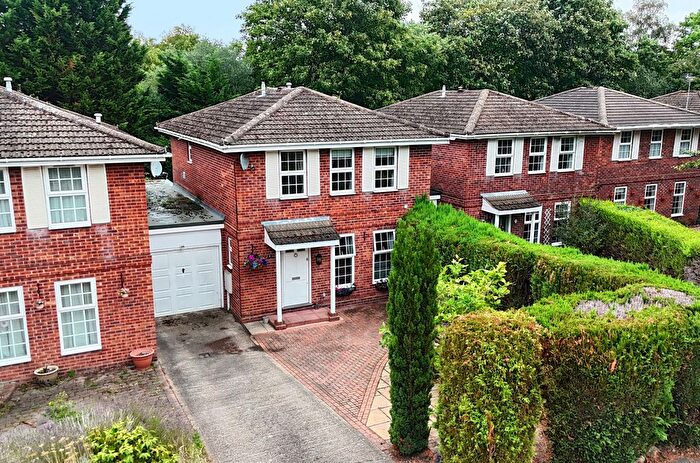 4 Bedroom Detached House For Sale In Lovells Close, Lightwater, Surrey, GU18