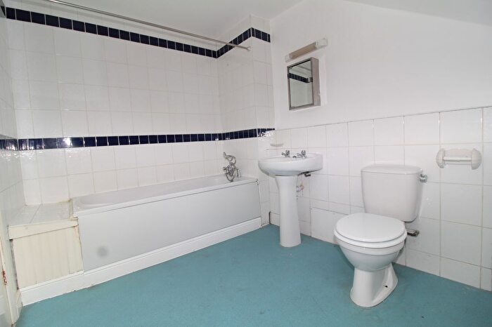 1 Bedroom Flat To Rent In Luton Road, Chatham, Kent, ME4