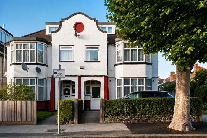 2 Bedroom Flat To Rent In The Drive, Golders Green, NW11
