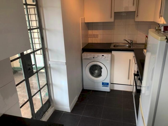 Studio To Rent In The Pantiles, Finchley Road, Temple Fortune, Greater London, NW11