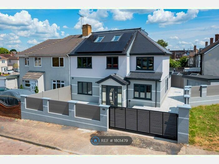 6 Bedroom Semi-Detached House To Rent In Newbury Road, Romford, RM3