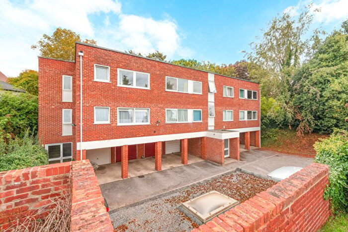 2 Bedroom Flat For Sale In Cavendish Close, Taplow, Maidenhead, SL6