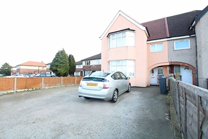 2 Bedroom Flat To Rent In Great South West Road, Hounslow, TW4