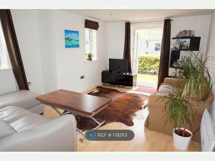 2 Bedroom Flat To Rent In Cirrus Drive, Reading, RG2