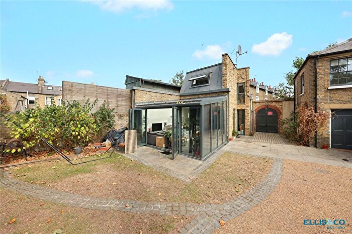 2 Bedroom Apartment To Rent In Carmelo Mews, London, E1