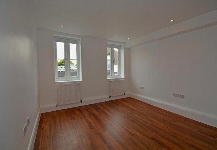 1 Bedroom Flat To Rent In Smarts Lane, Loughton, IG10