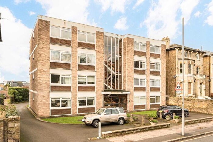 2 Bedroom Flat For Sale In Queens Road, Kingston Upon Thames, KT2
