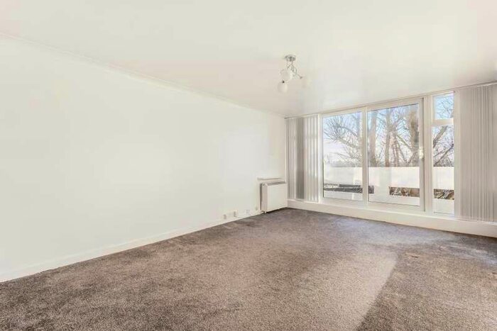 2 Bedroom Apartment To Rent In Park Drive, Woking, GU22