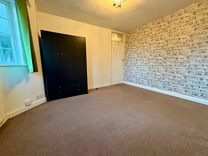 2 Bedroom Flat To Rent In Amblecote Road, London, SE12