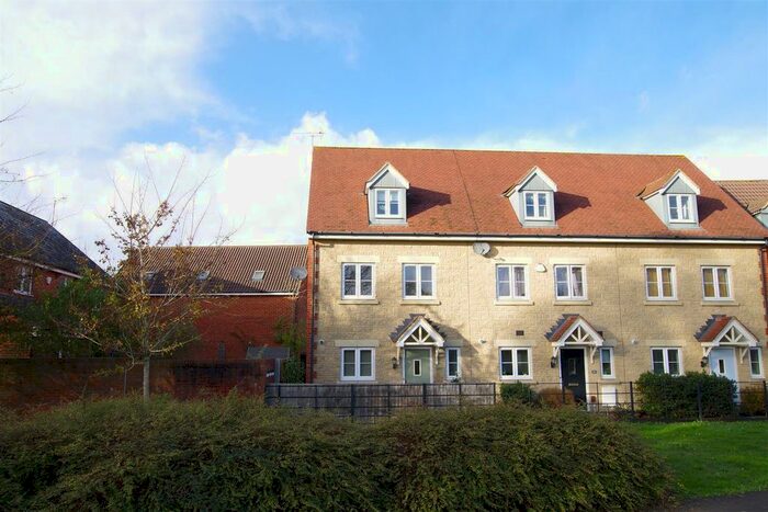 3 Bedroom Town House To Rent In Henchard Crescent, Taw Hill, Swindon, SN25