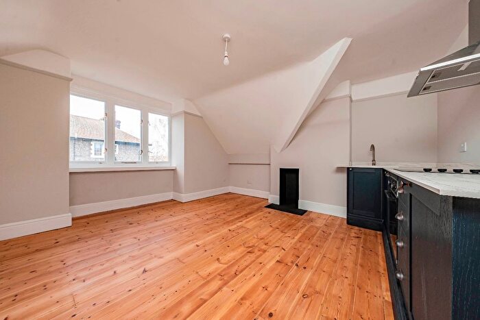2 Bedroom Flat For Sale In Worple Road, Epsom, Surrey, KT18