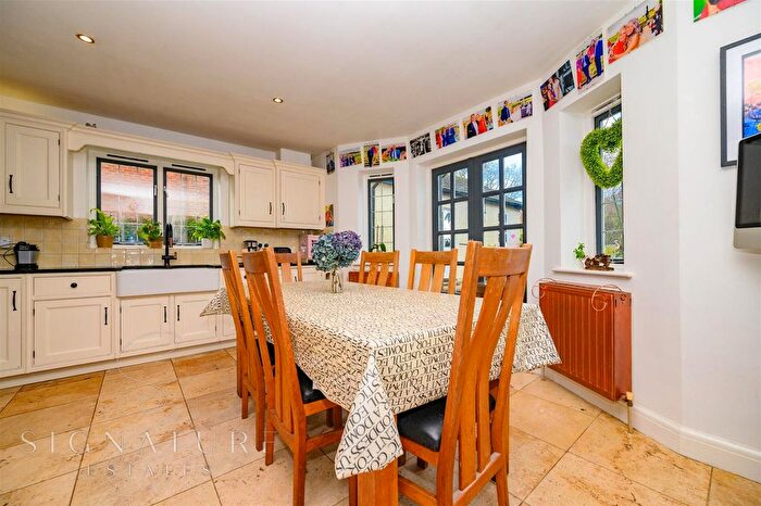 4 Bedroom Detached House For Sale In Toms Lane, Kings Langley, WD4