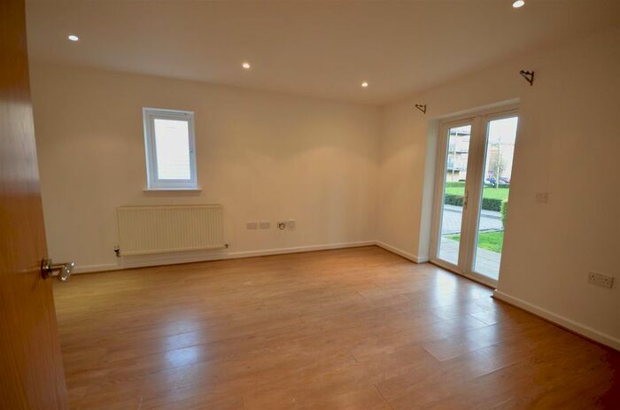 2 Bedroom Flat To Rent In Manhattan Avenue, Watford, Hertfordshire, WD18