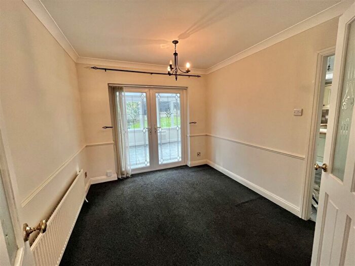 3 Bedroom Detached House For Sale In Carr Bank, Glossop, SK13