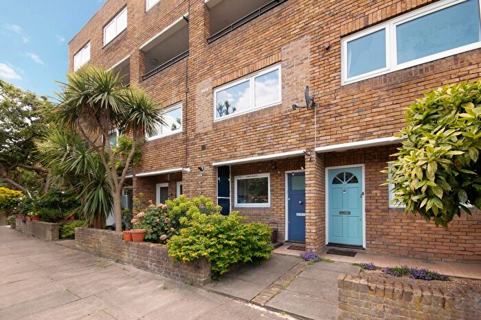 2 Bedroom Flat To Rent In Turenne Close, Wandsworth, SW18