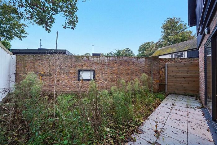 1 Bedroom Flat To Rent In The Gables, Tanyard Lane, DA5