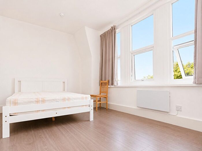 Studio To Rent In Queens Parade, Green Lanes, London, N8