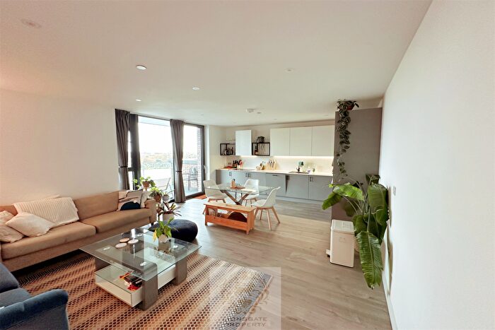 2 Bedroom Apartment To Rent In Willowbrook House, N4