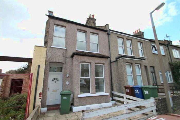 3 Bedroom End Of Terrace House To Rent In Hampden Road, Grays, Essex, RM17