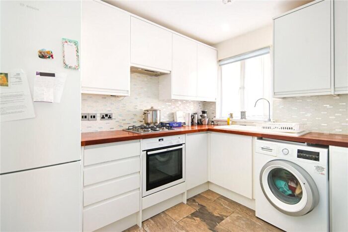 4 Bedroom Terraced House For Sale In Chambord Street, London, E2